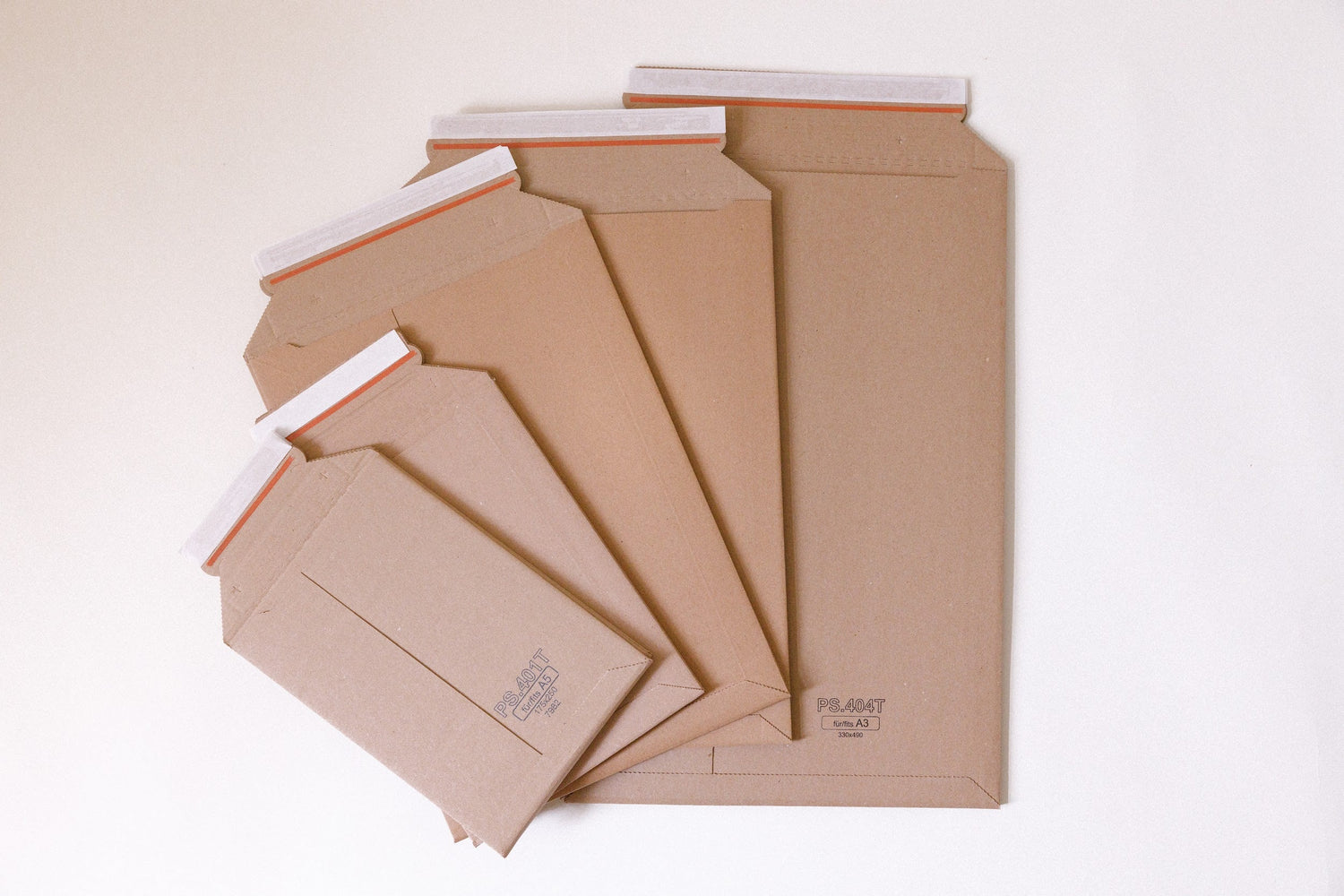 braune Versandtaschen aus Wellpappe und Vollpappe. Zum versenden von Dokumenten , Zeitschriften und vieles mehr