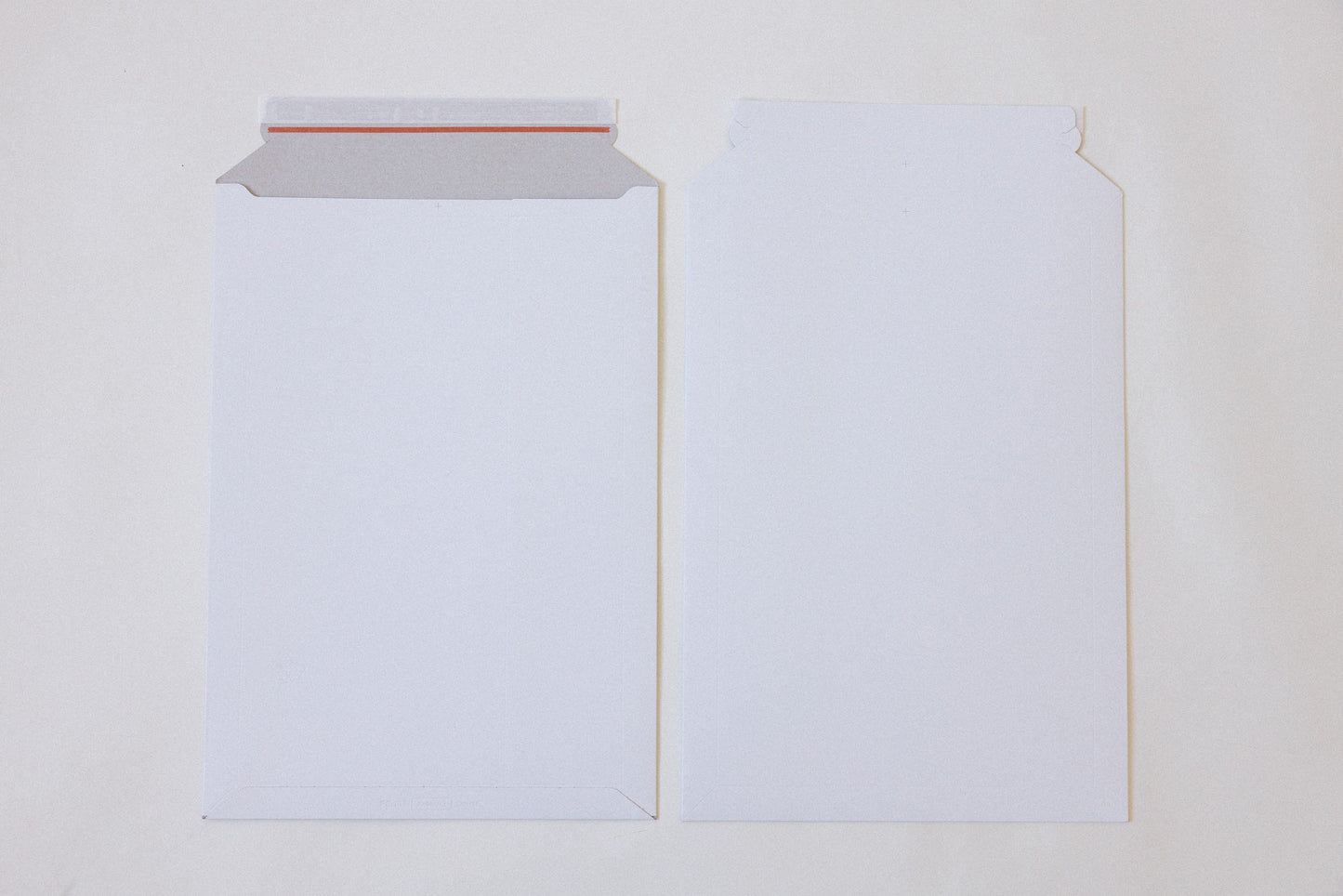 Versandtaschen weiß gestrichen aus Vollpappe